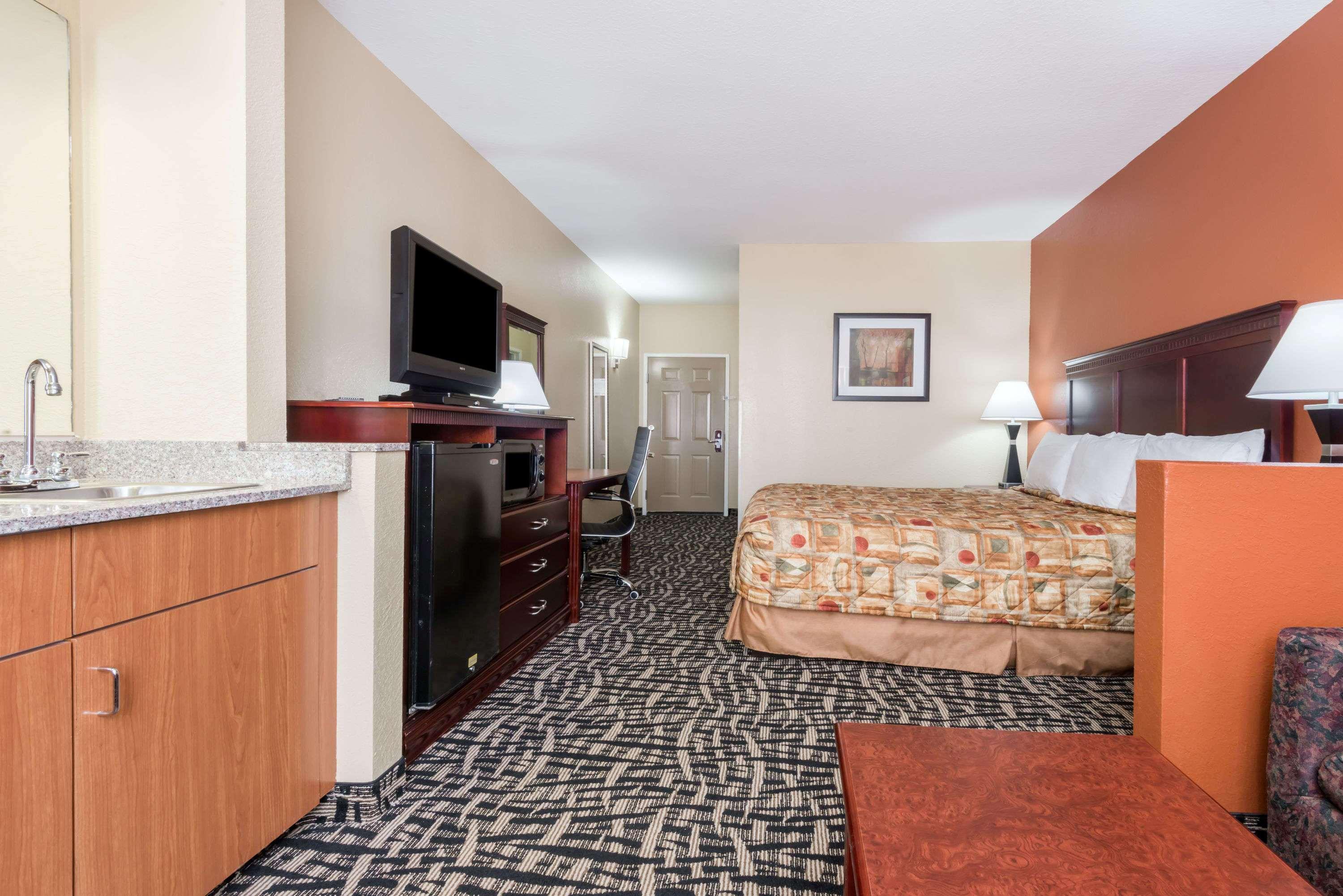 Days Inn & Suites By Wyndham Prattville-Montgomery Dış mekan fotoğraf